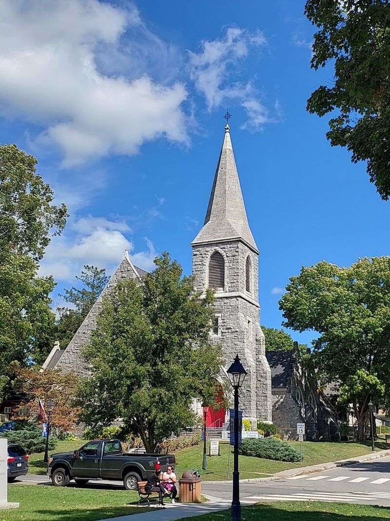 Locals Say This Connecticut Lake Town Has Lost Some Of The Peace It Was Known For - Decor Hint The Town Now Has A Busier Summer Feel