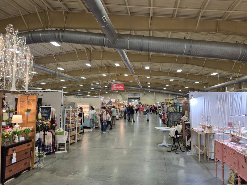 More Than 300 Gorgeous Quilts Take Over This North Carolina Show For Three Colorful Days This August - Decor Hint Browse More Than 25 Vendors For Fabric, Tools, And New Ideas