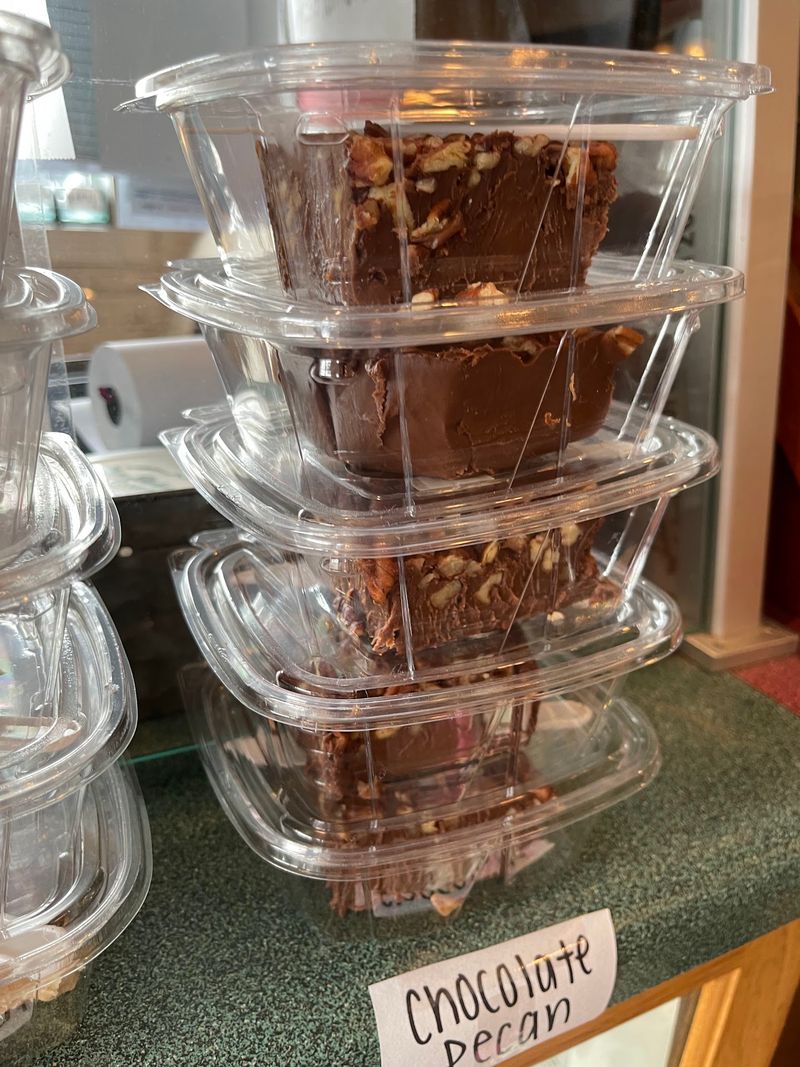 This Kentucky Amish-Style All-You-Can-Eat Buffet Is Worth The Long Drive - Decor Hint Pies And Desserts Worth Saving Room For