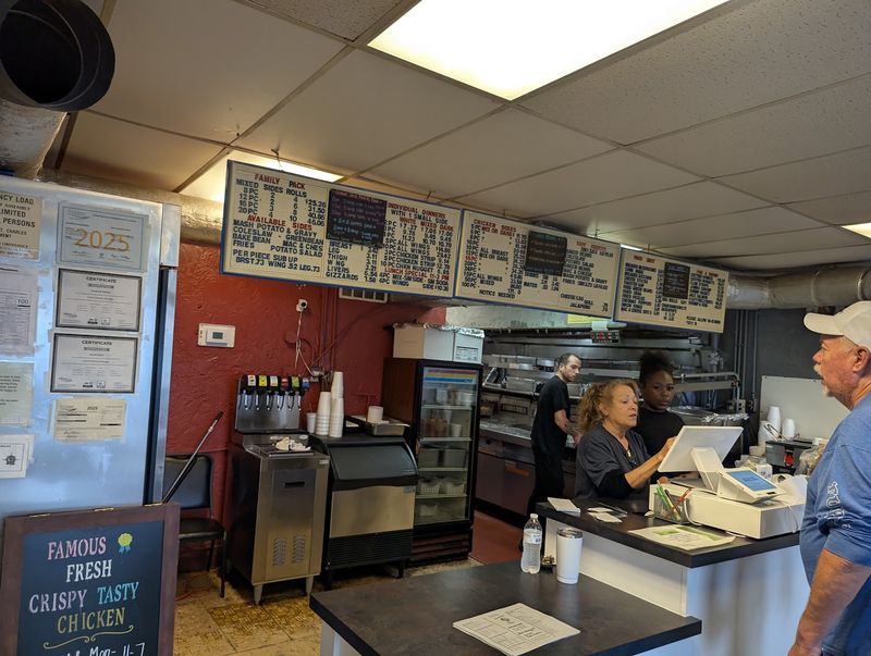 The Fried Chicken At This Unassuming Spot In Missouri Has Locals Driving Across - Decor Hint Counter Service With Real Warmth