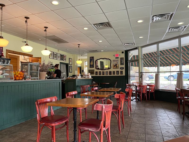 Le Gamin Cafe, Sharon