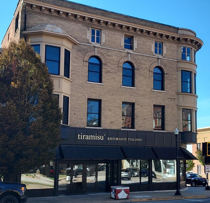 These 10 Illinois Restaurants Are Perfect For Celebrating Something Special - Decor Hint Tiramisu, Quincy