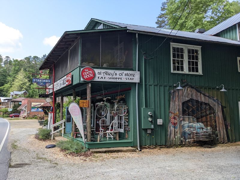 10 Quiet Georgia Mountain Towns That Haven't Been Ruined By Tourists Yet - Decor Hint Lakemont