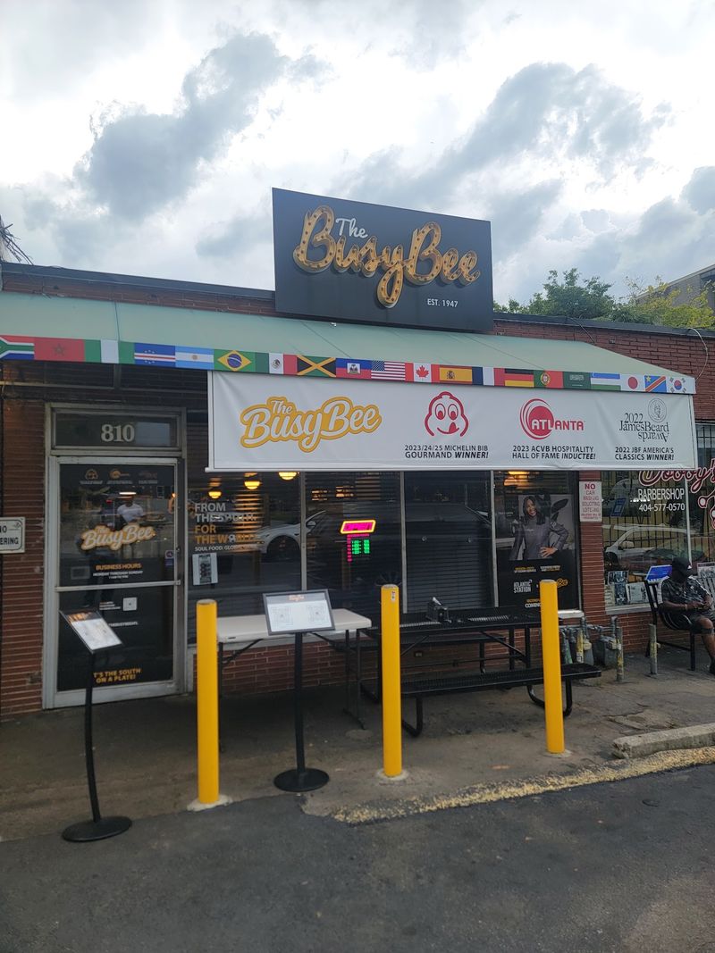 10 Georgia Hole-In-The-Wall Restaurants Locals Say Are Better Than Upscale Places - Decor Hint Busy Bee Cafe, Atlanta