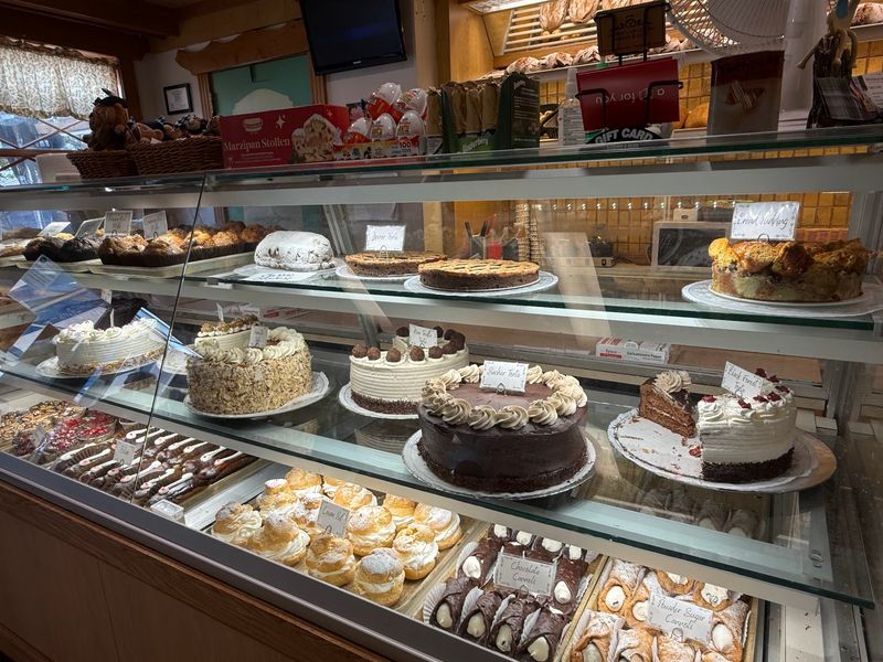 Cakes And Tortes That Make You Stall At The Case