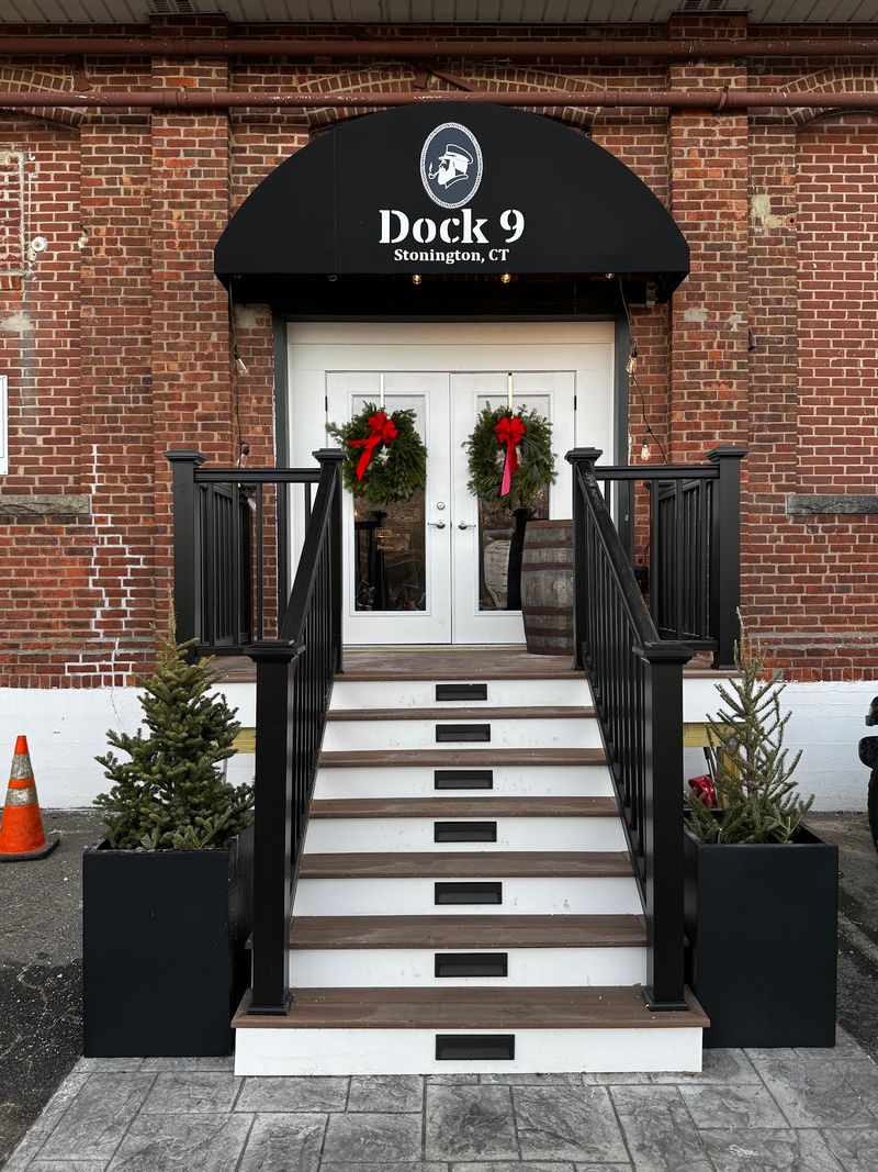 Dock 9, Stonington