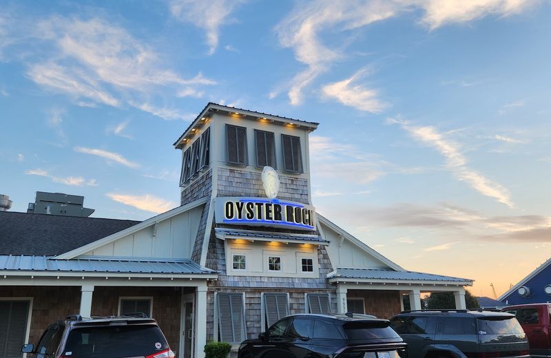 You Haven't Lived Until You've Tried The Seafood In This Charming North Carolina Town - Decor Hint Try The Oyster Rock Waterfront Seafood