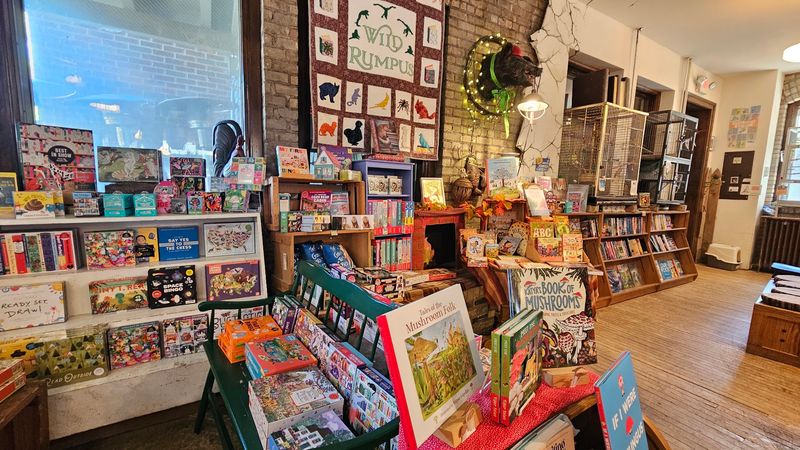 Discover Priceless Literary Finds At This Little-Known Minnesota Bookstore - Decor Hint Exploring The Linden Hills Neighborhood