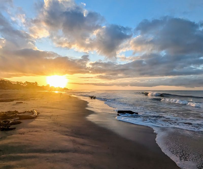 12 Of The Most Gorgeous Beach Spots In California's Santa Barbara For A Late Summer Swim - Decor Hint Carpinteria City Beach