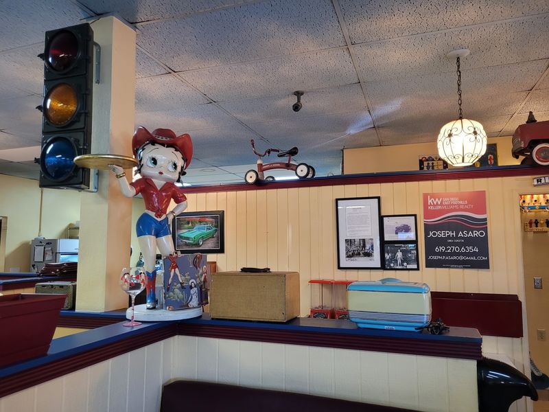 Come Early For A Classic Lakeside Breakfast Stop
