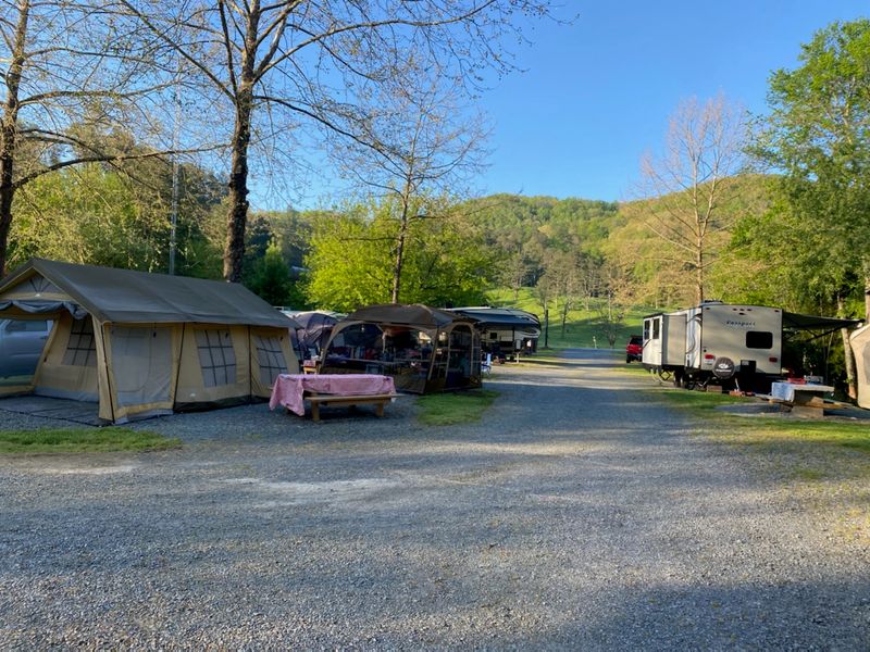 This Georgia Campground Sits Along The Toccoa River With Tubing, Camping, And Mountain Views - Decor Hint Blue Ridge Mountain Views In Every Direction