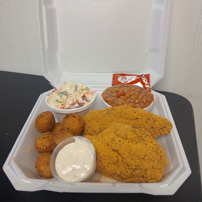 The Fried Chicken At This Unassuming Spot In Missouri Has Locals Driving Across - Decor Hint Why People Drive Across Town For A Box