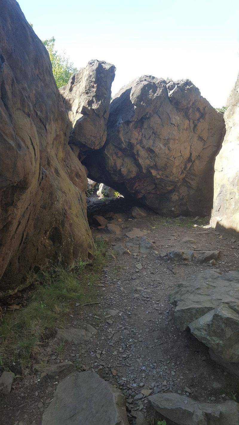 This Connecticut "Cave" Isn't Really A Cave And Its Story Goes Back To 1661 - Decor Hint A Short Walk Leads Straight To The Rocks