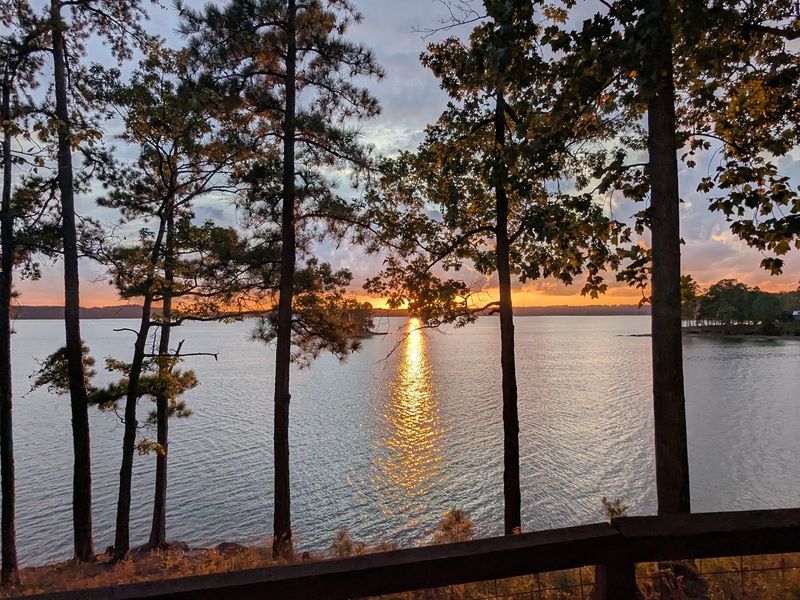 This Hidden Tropical Escape In Georgia Will Make You Feel Like You're In The Caribbean - Decor Hint Paddleboarding And Kayaking On Lake Lanier