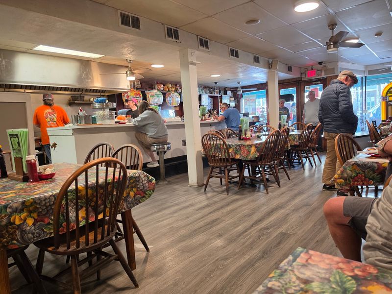 14 Unusual North Carolina Eateries Worth Visiting This August - Decor Hint Yana's Ye Olde Drugstore Restaurant - A Trip To The Fifties