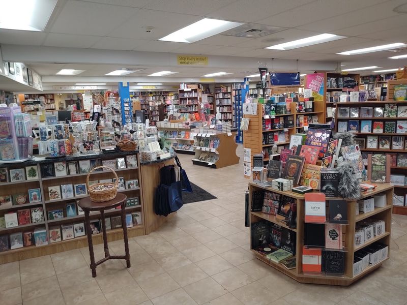 Bank Square Books, Mystic