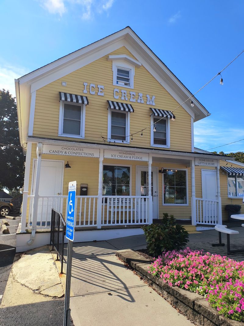11 Connecticut Candy Stores And Sweet Shops That Keep Old-Fashioned Traditions Alive - Decor Hint Gumdrops And Lollipops, Niantic