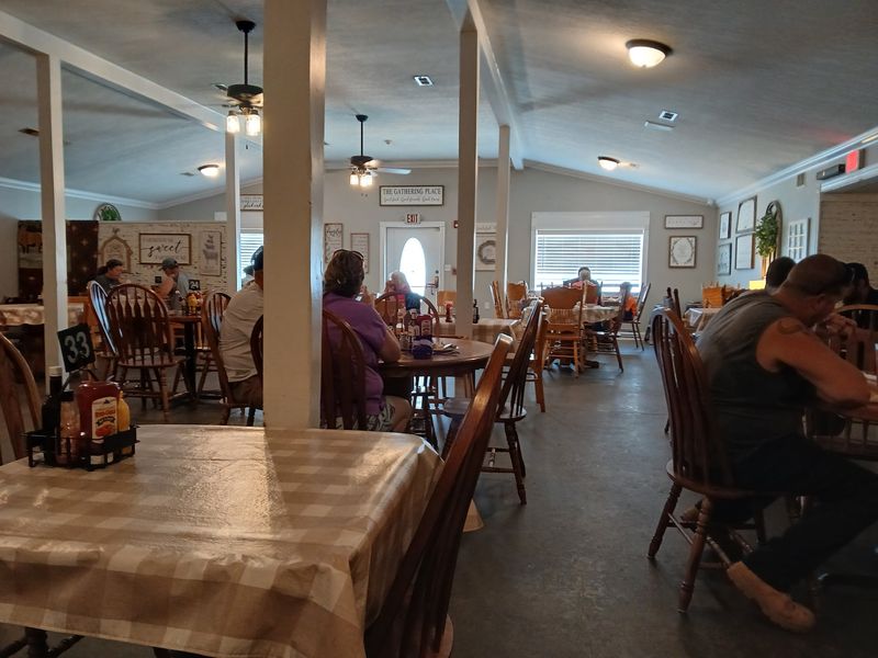 This Kentucky Amish-Style All-You-Can-Eat Buffet Is Worth The Long Drive - Decor Hint A Dining Room Built For Comfort, Not Show
