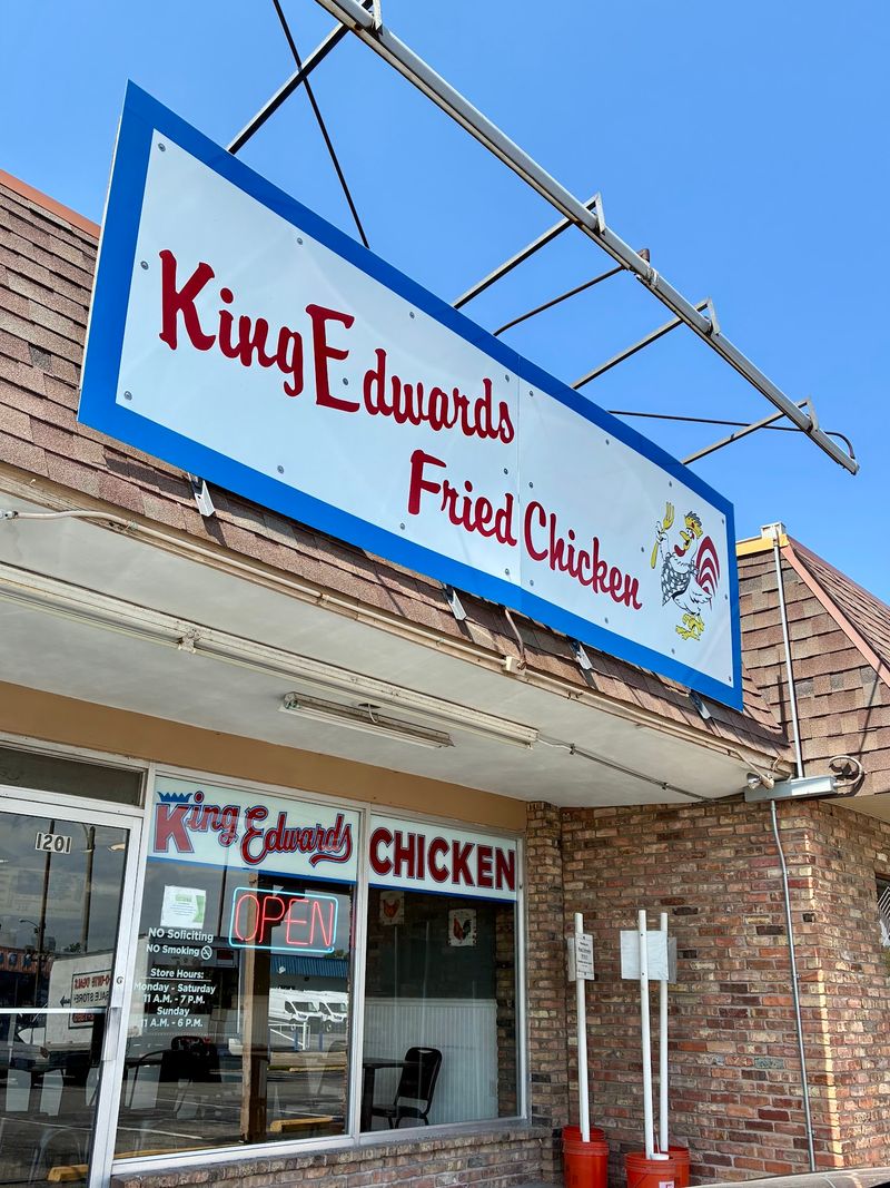 The Fried Chicken At This Unassuming Spot In Missouri Has Locals Driving Across - Decor Hint The Little Building With The Big Reputation