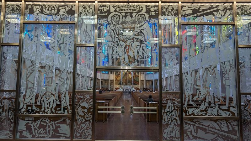 Connecticut Is Home To One Of The Most Striking Gothic Cathedrals In New England - Decor Hint An Etched Glass Wall By Janos Hajnal