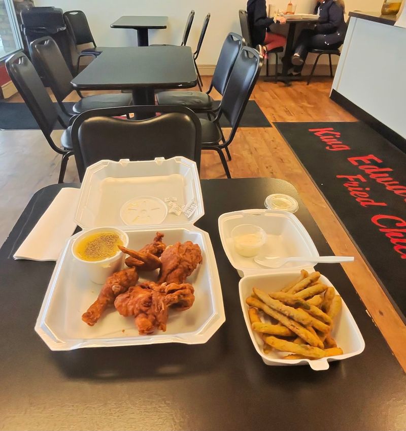 The Fried Chicken At This Unassuming Spot In Missouri Has Locals Driving Across - Decor Hint That First Bite Of Crunch
