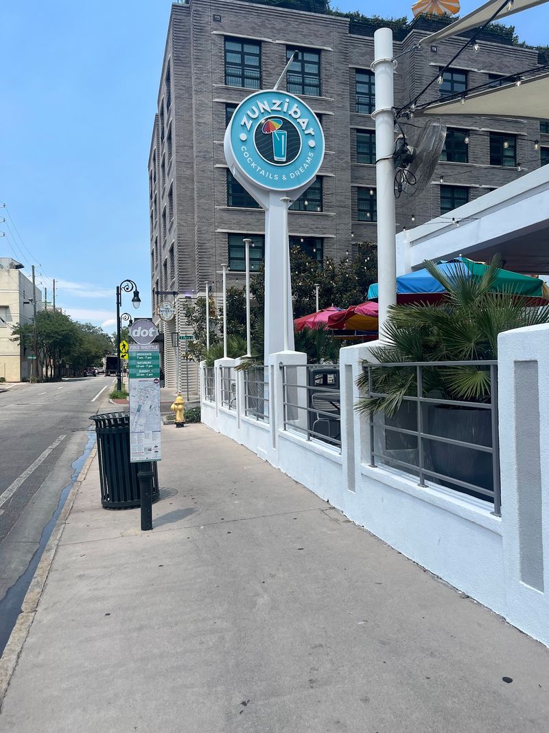 10 Dog-Friendly Georgia Patios Worth Visiting For Food And Drinks - Decor Hint Zunzibar, Savannah