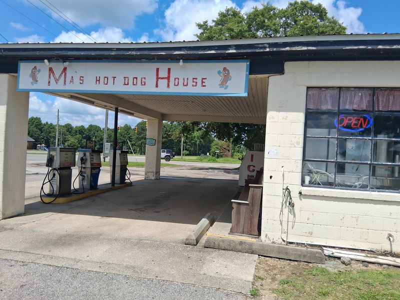 This North Carolina Restaurant Looks Almost Abandoned From The Outside But Is Always Busy Inside - Decor Hint A Plain Roadside Stop Turns Into The Kind Of Meal People Remember