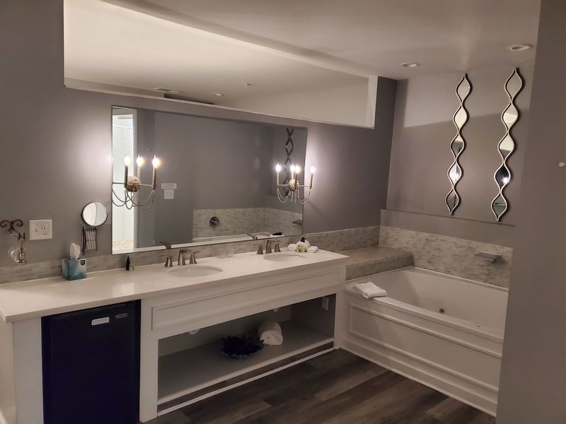 A 100-Gallon Whirlpool Tub Built For Two