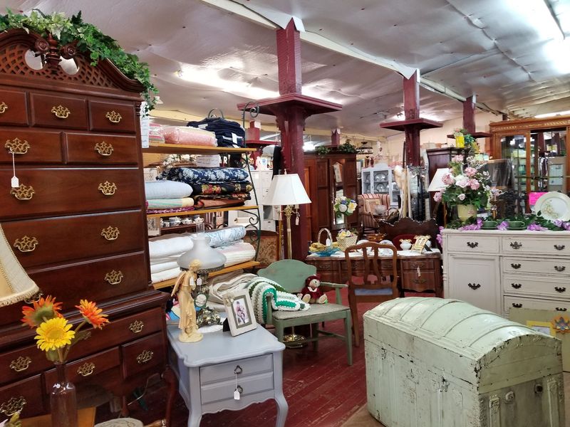 Almost Nobody Outside Kentucky Knows About This Secret Antique Village - Decor Hint What The Antique Shops Look Like Inside