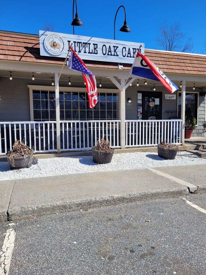 A Small Connecticut Cafe Quietly Serving Some Of The Best Comfort Food Around - Decor Hint Why Locals Keep Coming Back