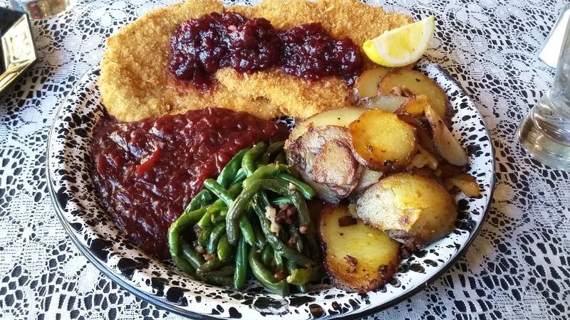 This Remote Washington Restaurant Quietly Serves Some Of The Best Steaks In The State - Decor Hint Sides That Deserve Their Own Mention