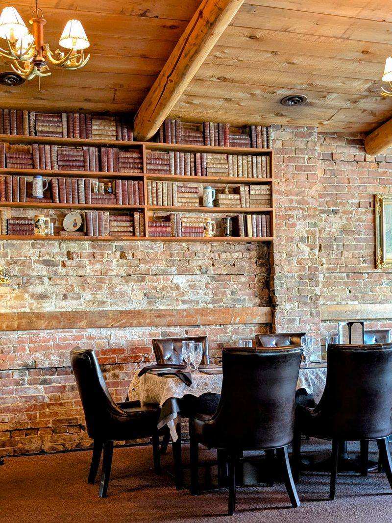 This Remote Washington Restaurant Quietly Serves Some Of The Best Steaks In The State - Decor Hint A Room That Feels Like It Has Always Been There