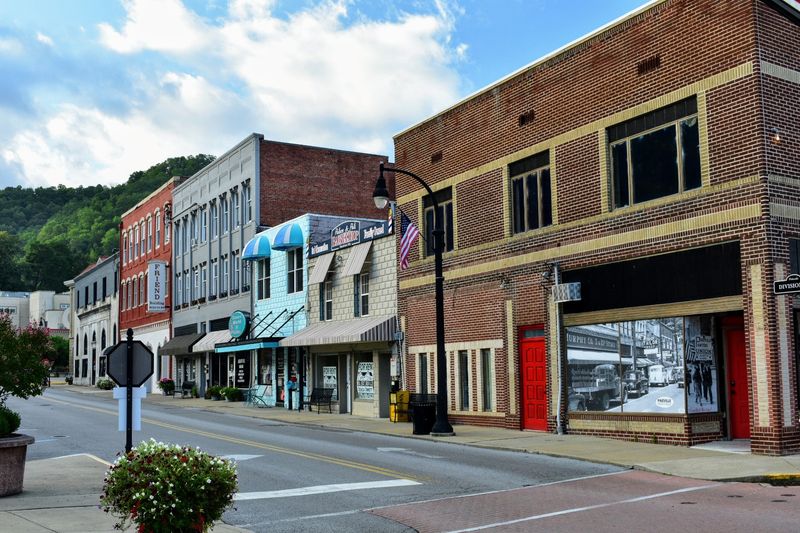This Quiet Kentucky Mountain Town Is Becoming A Dreamy Late Summer Escape - Decor Hint Downtown Streets Built For Slow Walking