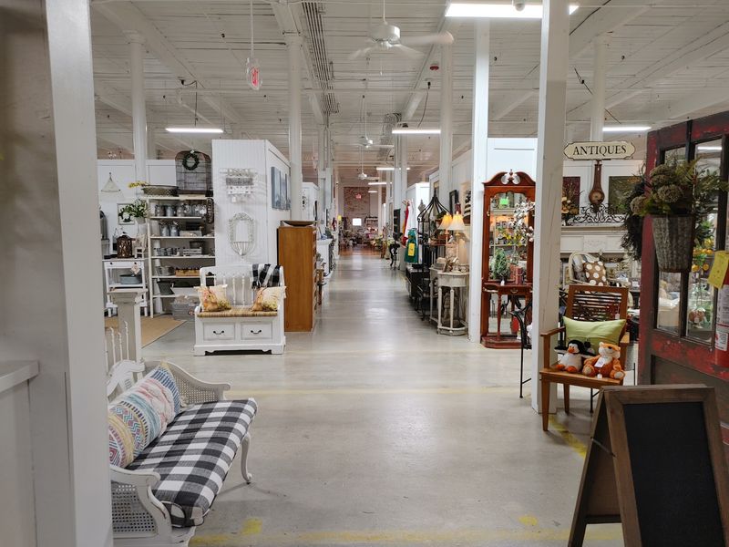 Inside The Historic Cotton Mill In Georgia That's Now A 48,000-Square-Foot Antique Wonderland - Decor Hint Room After Room Of Vendor Booths