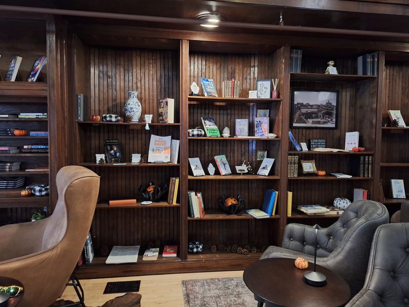 8 Cozy Bookstore Cafés In Nebraska Made For Lingering - Decor Hint The Reading Room, Omaha