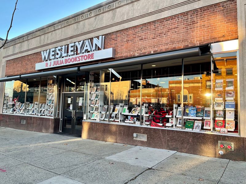 8 Connecticut Bookstore Cafés Where It’s Easy To Lose Track Of Time - Decor Hint Wesleyan RJ Julia Bookstore, Middletown