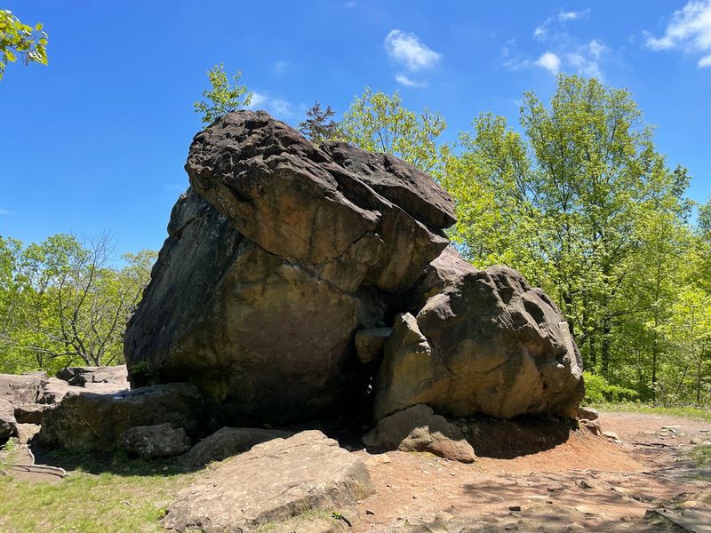 This Connecticut "Cave" Isn't Really A Cave And Its Story Goes Back To 1661 - Decor Hint West Rock Gives The Site A Wild Setting