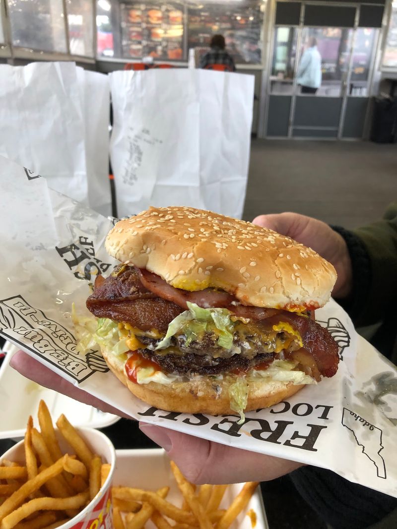 This 70-Year-Old Idaho Drive-In Still Serves The Summer Treats Locals Crave Every Year - Decor Hint Order A Burger From A Boise Drive-In That Has Been Around Since 1954