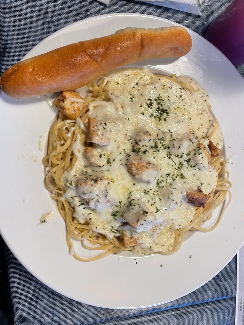 Order The Shrimp Alfredo Before You Even Look At The Rest Of The Menu