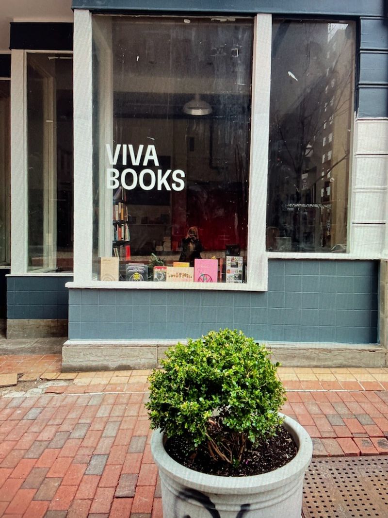 A Storefront That Hides Its Real Size