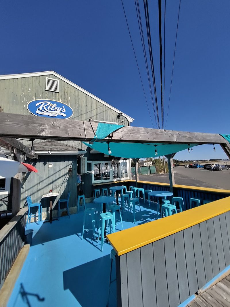 Seaside Dining With An Easygoing Feel