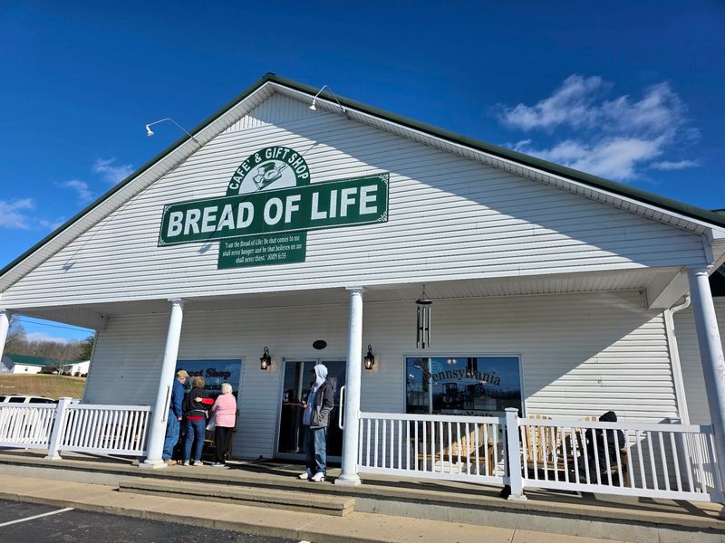 This Kentucky Amish-Style All-You-Can-Eat Buffet Is Worth The Long Drive - Decor Hint The Drive That Makes The First Bite Taste Better