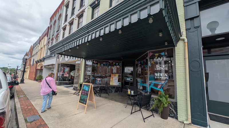 A Main Street Cafe Worth Building Lunch Around