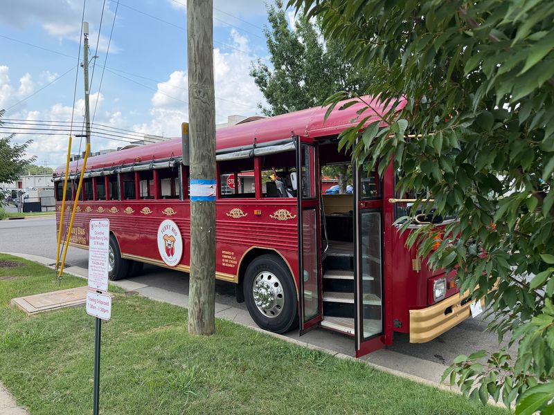 This Wild 90-Minute North Carolina Bus Tour Turns Sightseeing Into A Rolling Comedy Show - Decor Hint A 90-Minute City Tour Feels More Like A Comedy Club On Wheels