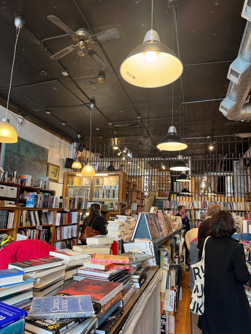 This Enormous Bookstore In Illinois Is Worth Spending Hours Exploring - Decor Hint Over 80,000 Books And Counting