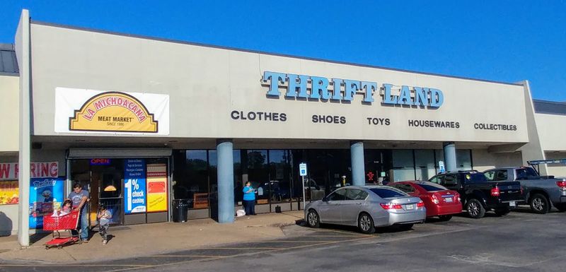 9 Cash-Only Texas Thrift Stores That Belong On Your Weekend Bargain Bucket List - Decor Hint Thrift Land