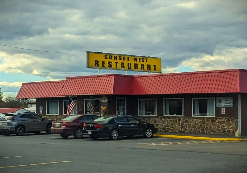 9 Timeless Pennsylvania Restaurants Locals Recommend For A Cheap Meal - Decor Hint Sunset West Restaurant, Pleasant Gap
