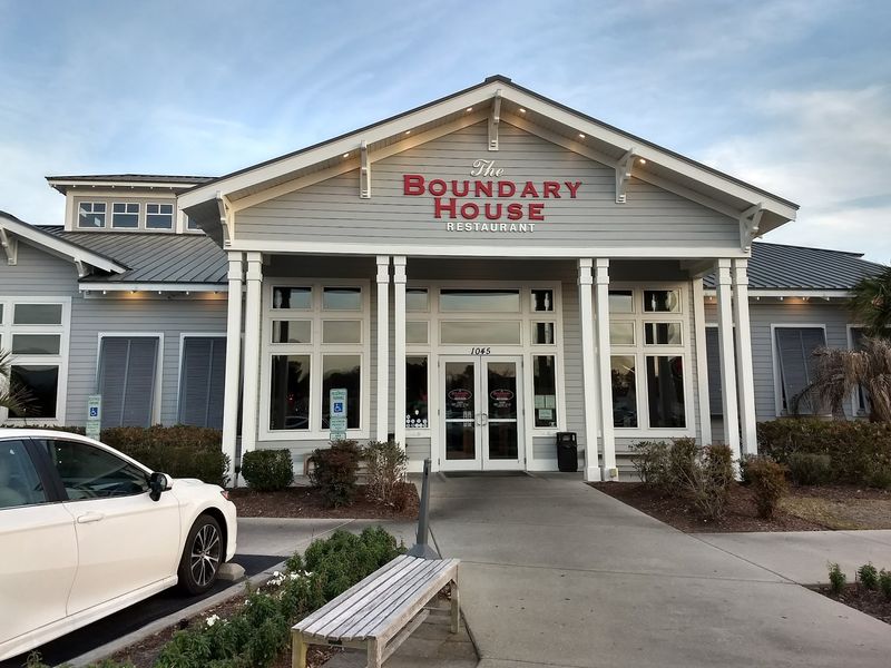 You Haven't Lived Until You've Tried The Seafood In This Charming North Carolina Town - Decor Hint Mix Seafood With Southern Favorites At The Boundary House