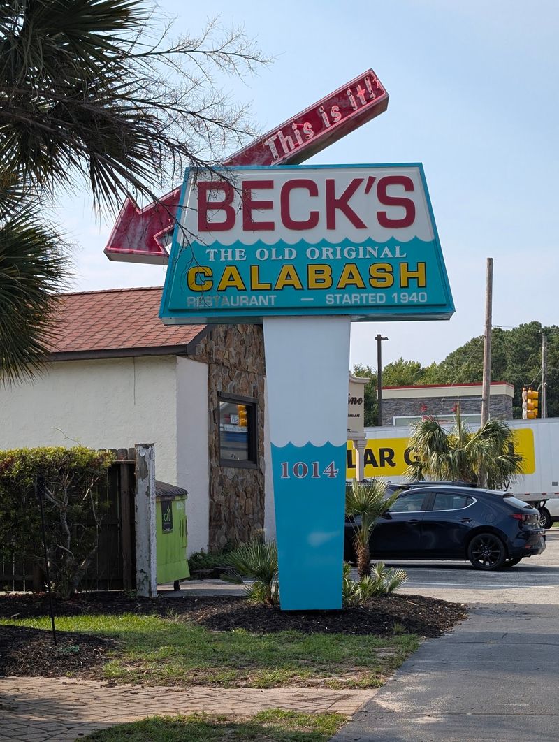 You Haven't Lived Until You've Tried The Seafood In This Charming North Carolina Town - Decor Hint Order A Classic Fried Seafood Plate At Beck's