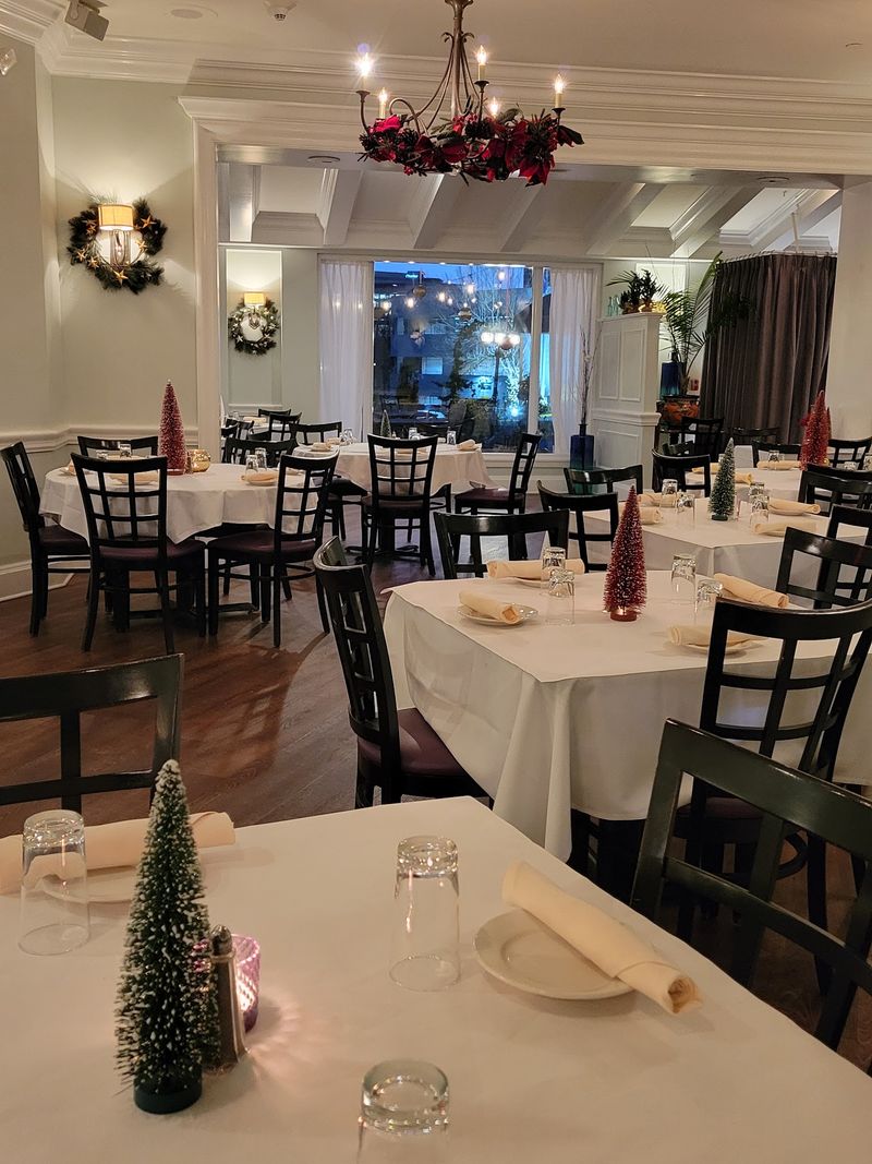 Warm Dining Rooms Made For Family Gatherings